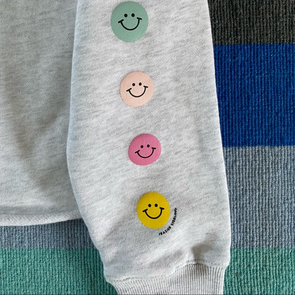 Fraiser Sterling Smiley Gal Crewneck Cropped Sweatshirt, Size L - Picture 3 of 7